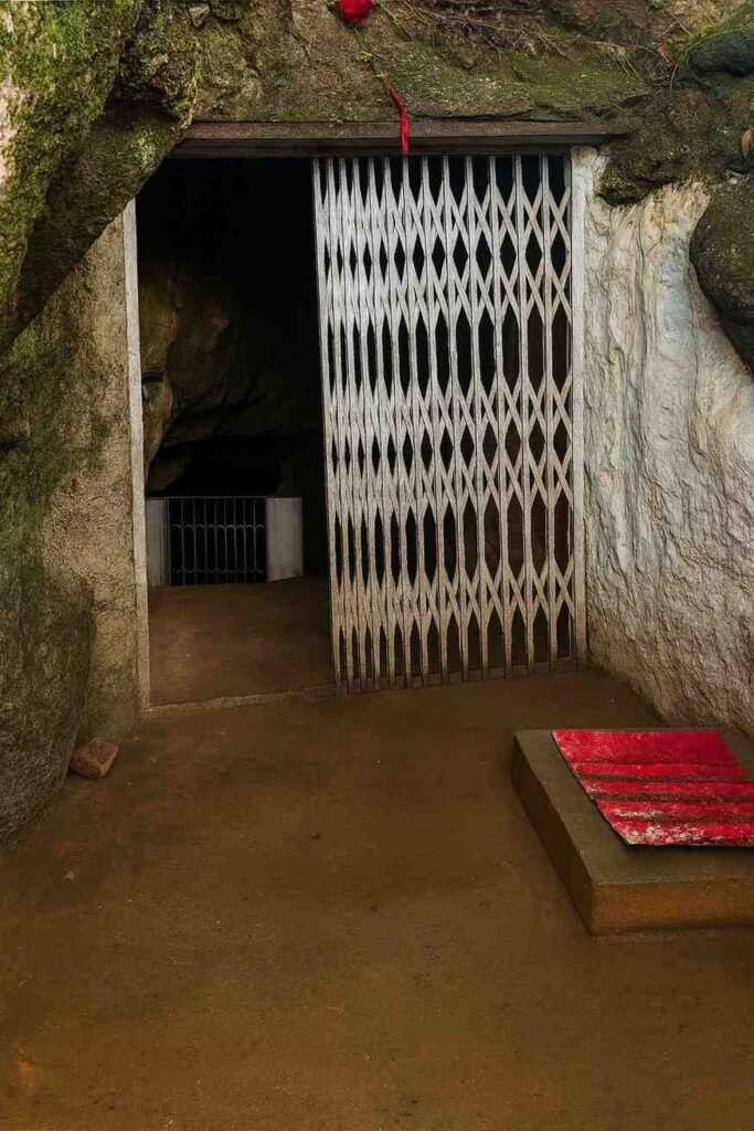 entrance of karol gufa pandava cave solan himachal